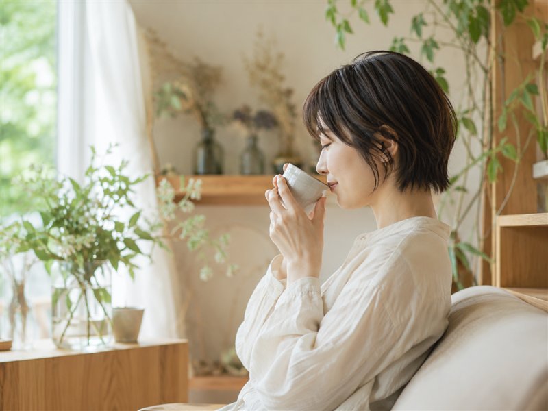 お茶を飲む女性